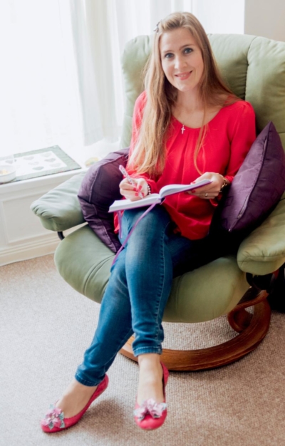 laura-rimmer-wilson-writing-pink-top-jeans-green-ekornes-stressless-recliner-chair