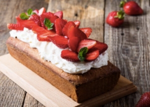 keto-strawberry-and-cream-vanilla-gateaux-cake